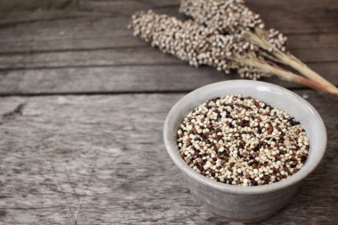 Ahşap arka plan üzerinde Quinoa 