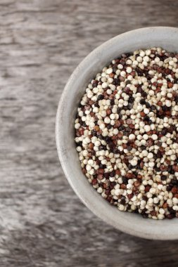 Ahşap arka plan üzerinde Quinoa 