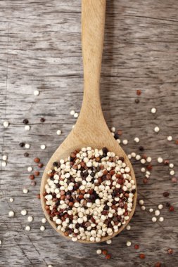 Quinoa kaşık üzerinde