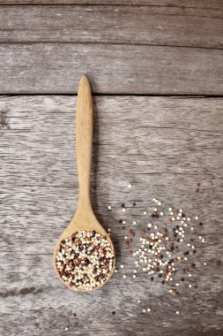 Quinoa kaşık üzerinde