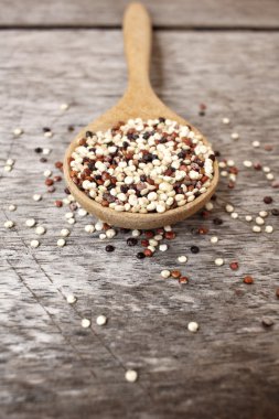 Quinoa kaşık üzerinde