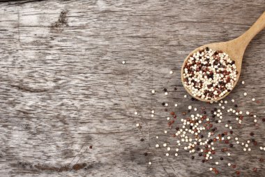 Quinoa kaşık üzerinde