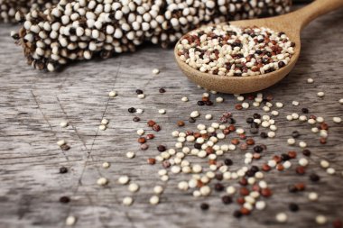 Quinoa kaşık üzerinde