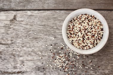Ahşap arka plan üzerinde Quinoa 