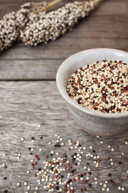 Ahşap arka plan üzerinde Quinoa 