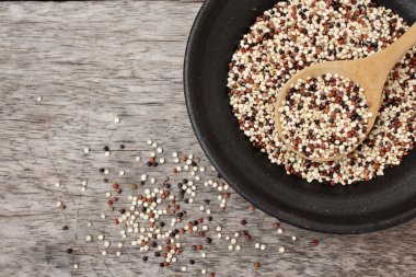 Quinoa kaşık üzerinde