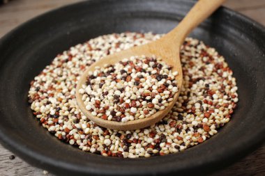 Quinoa kaşık üzerinde