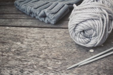 İplik topu ve iğneler 