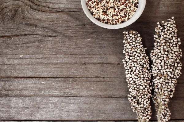 Quinoa στο ξύλο παρασκήνιο — Φωτογραφία Αρχείου