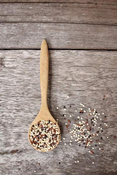 Quinoa kaşık üzerinde