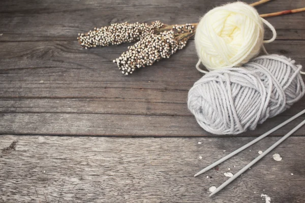 Yarn ball and needles — Stock Photo, Image