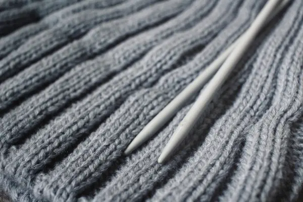 Strickwaren mit Nadeln — Stockfoto