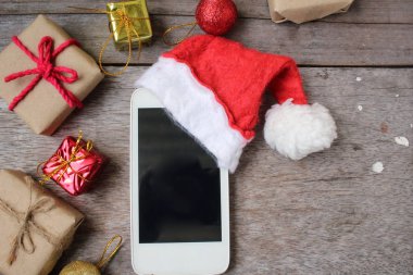 Noel şapka ile akıllı telefon