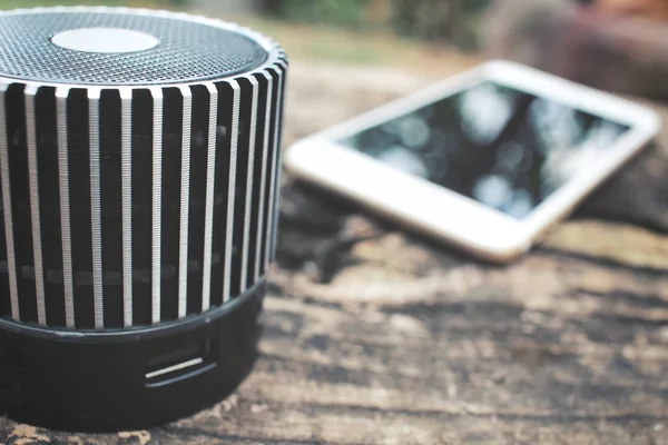 Bluetooth speaker with smart phone — Stock Photo, Image