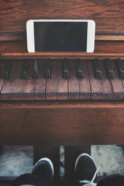 Selfie de madera de piano con teléfono inteligente —  Fotos de Stock