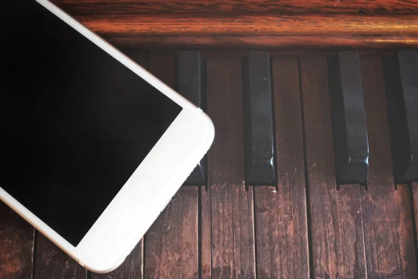 스마트폰으로 피아노 나무 — 스톡 사진