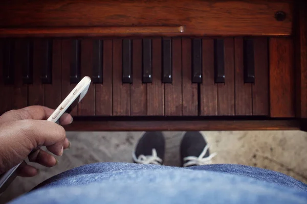 Selfie de madera de piano con teléfono inteligente —  Fotos de Stock