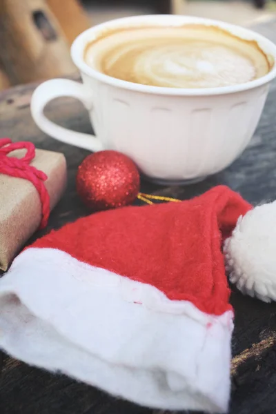 Koffiekopje met decoratie van Kerstmis — Stockfoto