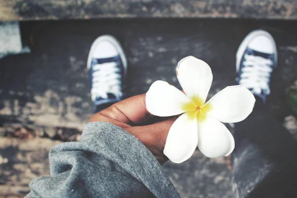 白いプルメリアの花と靴の Selfie — ストック写真