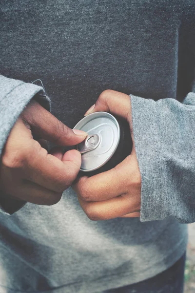 Cola kan med händer — Stockfoto