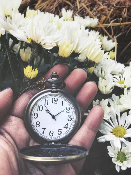 Selfie de bolso relógio vintage na mão com flores — Fotografia de Stock