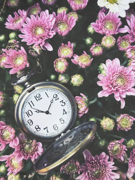 Vintage relógio bolso com flores — Fotografia de Stock