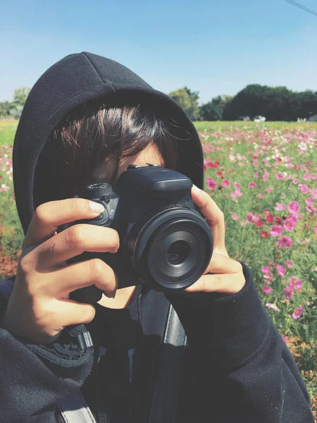 Γυναίκα χρησιμοποιώντας μια φωτογραφική μηχανή για να τραβήξετε φωτογραφία — Φωτογραφία Αρχείου