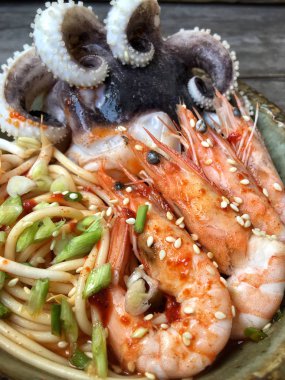 Kore Baharatlı deniz mahsulleri çorbası