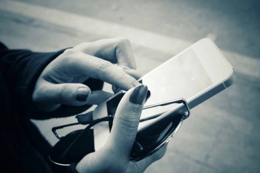 Akıllı telefon kullanan kadın