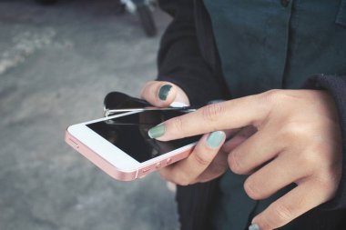 Akıllı telefon kullanan kadın