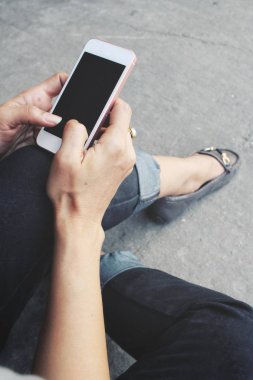 Akıllı telefon kullanan kadın