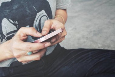 Akıllı telefon kullanan kadın