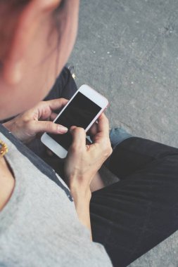 Akıllı telefon kullanan kadın