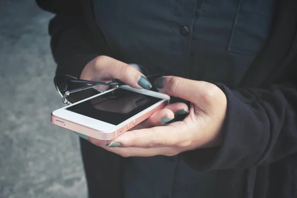 Mujer usando teléfono inteligente — Foto de Stock