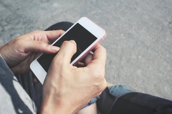 Frau benutzt Smartphone — Stockfoto