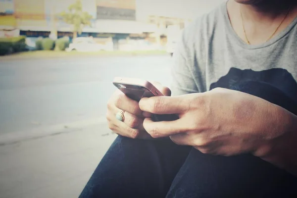 Frau benutzt Smartphone — Stockfoto