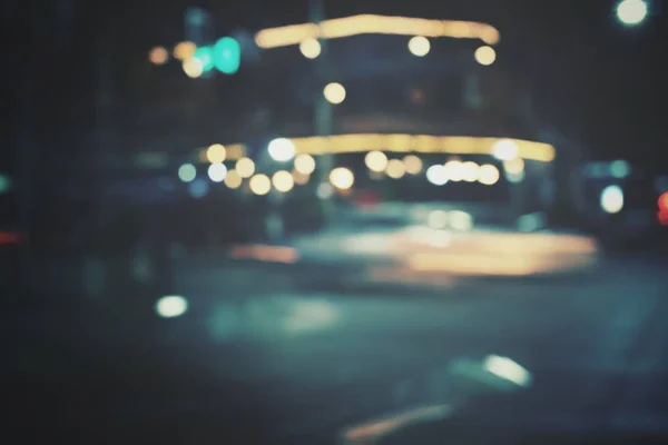 Blurred de voiture sur la route à nigth — Photo