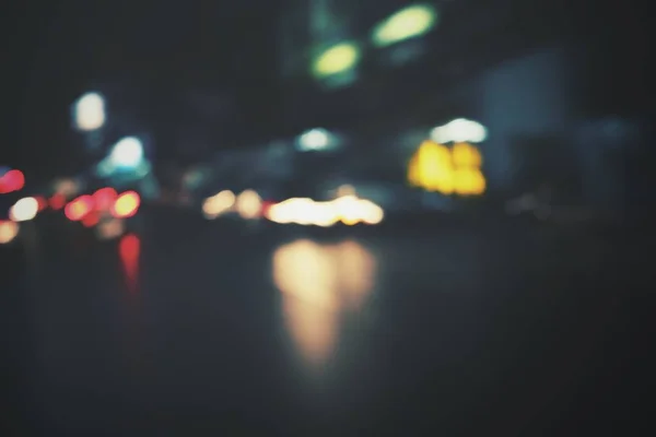 迷离的夜在路上一辆车 — 图库照片