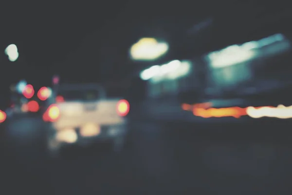 Θολή αυτοκίνητο σε δρόμο στο nigth — Φωτογραφία Αρχείου