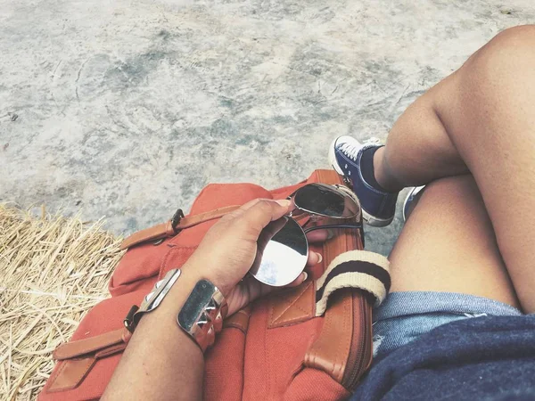 Selfie de gafas de sol y bolso con zapatos —  Fotos de Stock