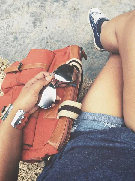 태양 안경 및 신발 가방 Selfie — 스톡 사진