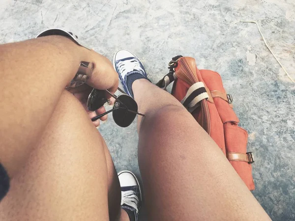 Selfie γυαλιά ηλίου και τσάντα με τα παπούτσια — Φωτογραφία Αρχείου