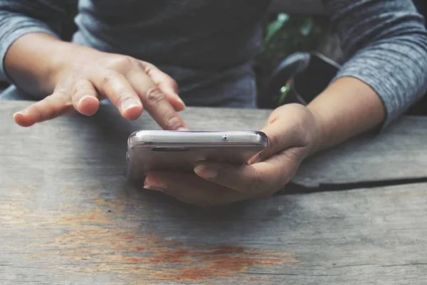 Frau benutzt Smartphone — Stockfoto