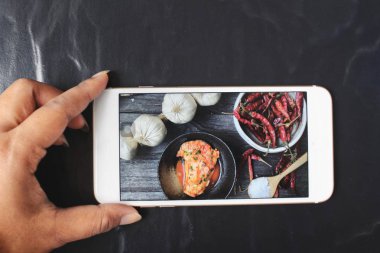 Akıllı telefon ile Kore yemeği kimchi fotoğrafta