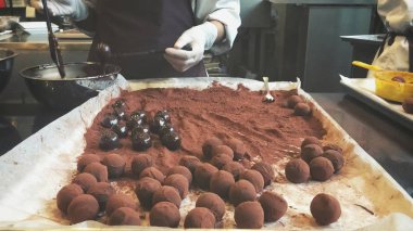 Çikolatalı trüf mantarlarını kapatın.