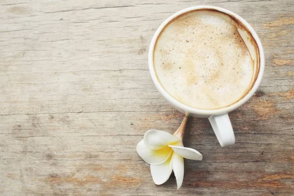 咖啡加牛奶和白色素馨花 — 图库照片