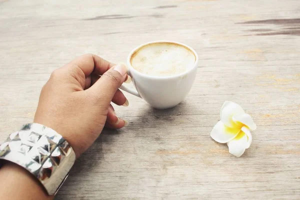 Selfie 백색 frangipani 꽃과 손에 커피의 — 스톡 사진