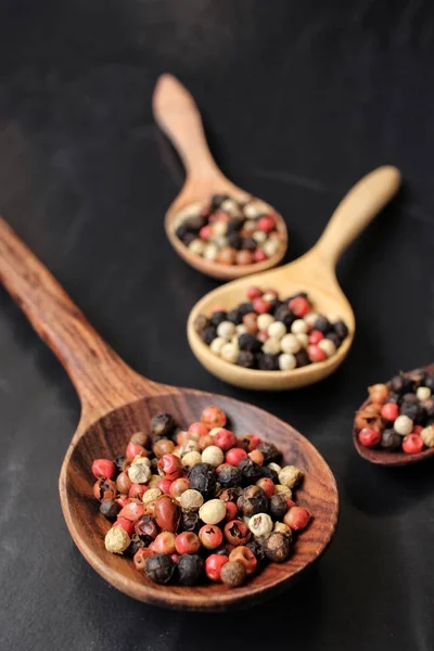 Primer plano de granos de pimienta en la cuchara —  Fotos de Stock