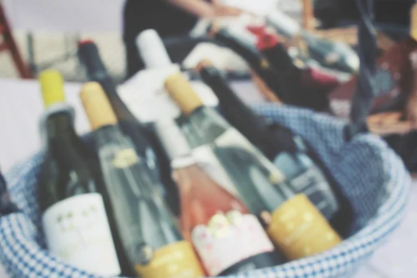 Desfocado de garrafas de vinho — Fotografia de Stock