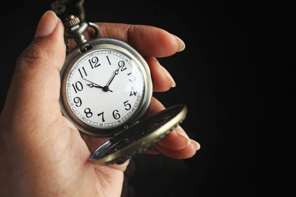 Вінтажний кишеньковий годинник на руці — стокове фото